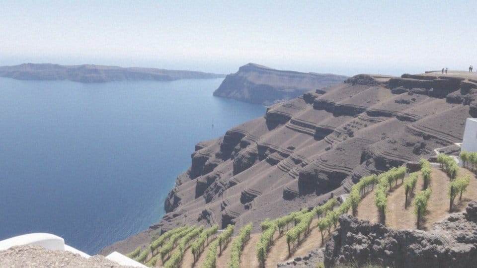 Jakie są charakterystyki Santorini jako wulkanicznej wyspy?
